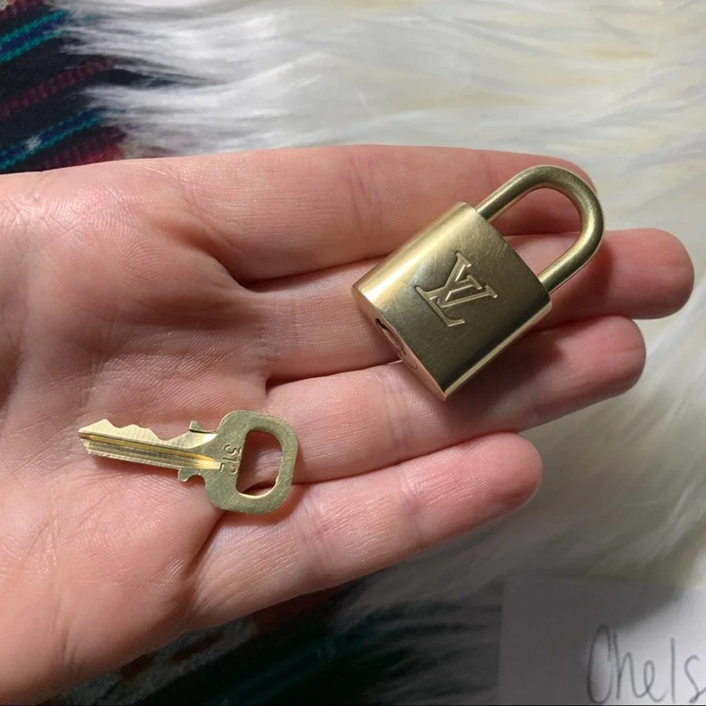 Louis Vuitton lock and key set Authentic DIY Necklace vintage brass - Picture 2 of 4